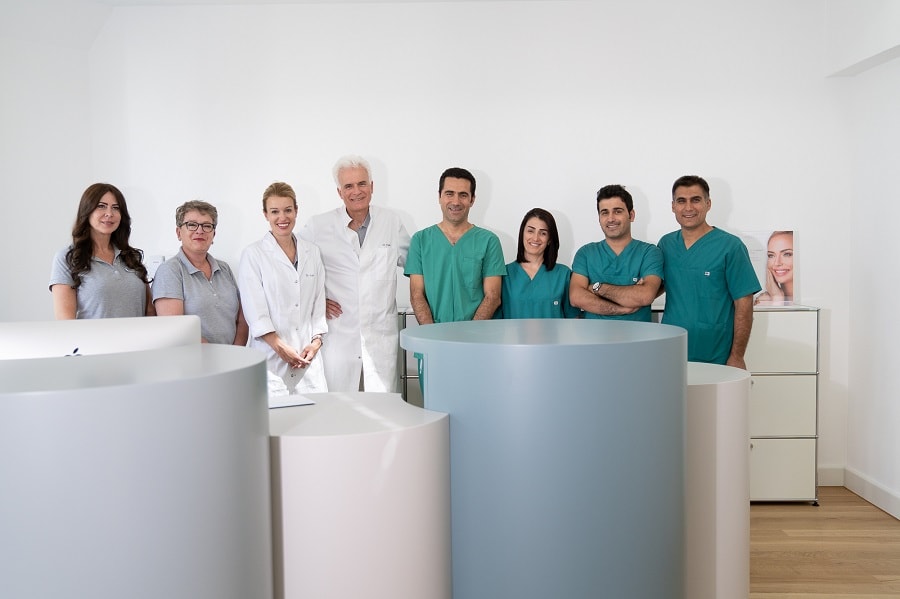 Das gesamte Praxisteam der Firsthairclinic in der Praxis