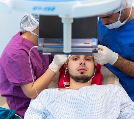 Haartransplantation Grafts Rechner - Patient und Ärtze bei der Behandlung