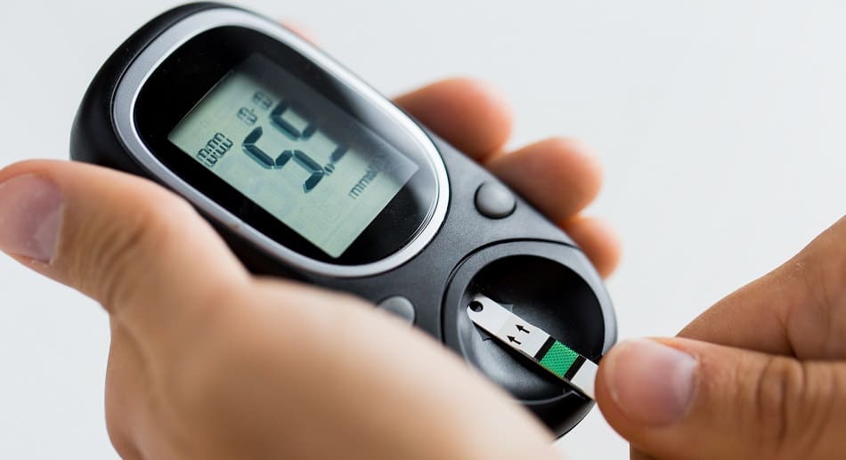 Diabetes Testen Haarausfall bei Diabetes - Blutzuckerspiegel wird gemessen