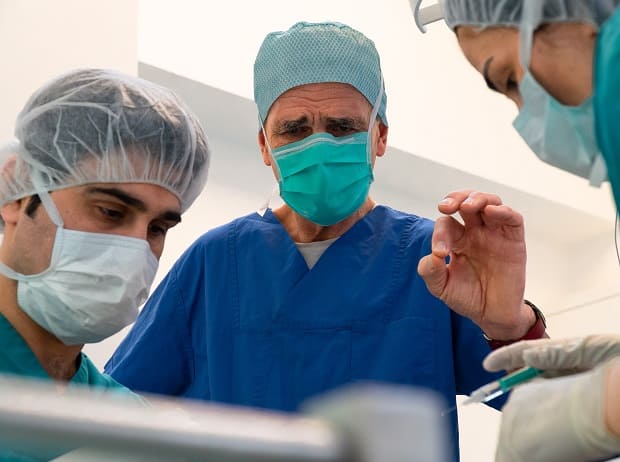 Arzt und Team bei der Operation