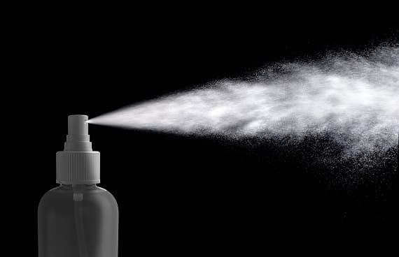 Pflegemittel Wasser nach der Haartransplantation Eine Sprühflasche versprüht Wasser
