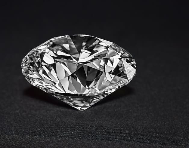Die hochmoderne Diamant FUE-Methode sorgt für optimale Ergebnisse Sauberer und hochwertiger Diamant liegt auf einem schwarzen Untergrund
