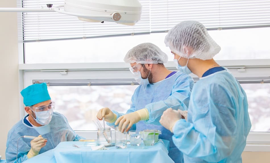 Team von Ärzten im Operationssaal bereiten die Behandlung vor