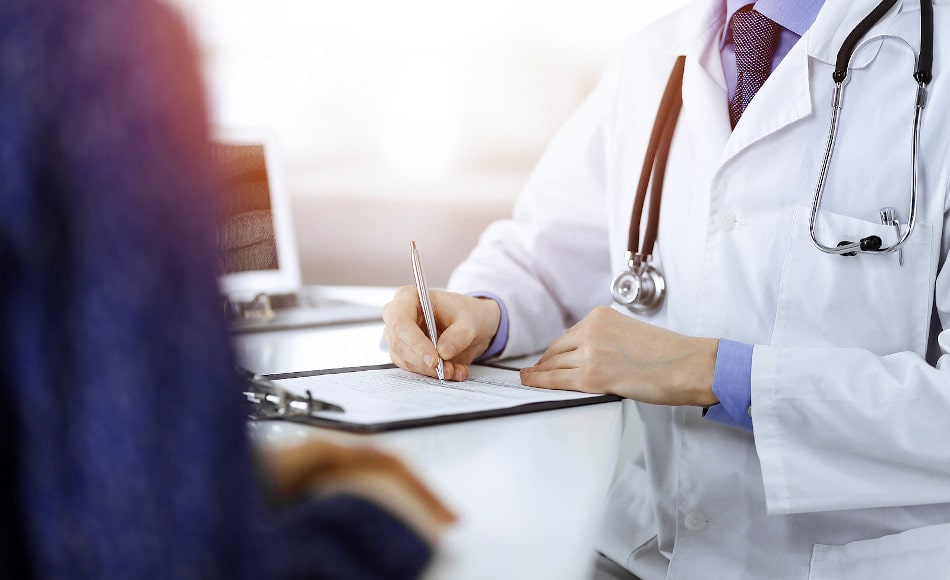 Ein Patient lässt sich von seinem Hautarzt beraten