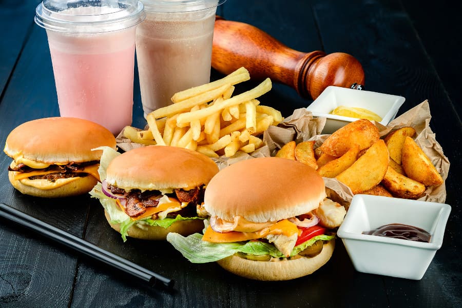 Diverses Fast food auf einem schwarzen Tisch