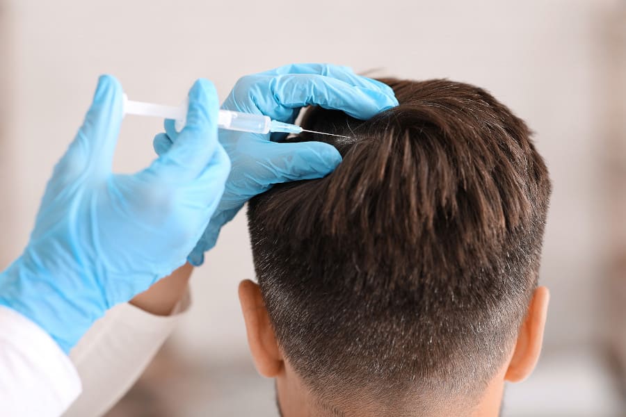 Mann vermeidet Haartransplantation mit Fremdhaar durch PRP Behandlung