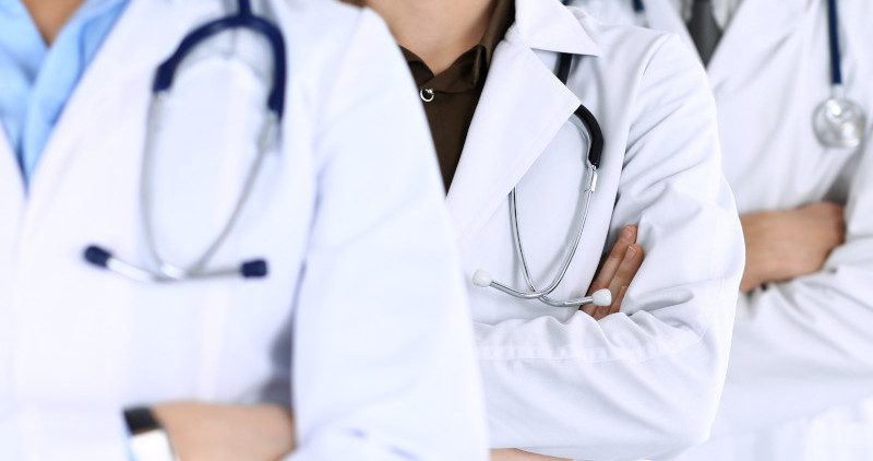 haartransplantation-aerzte-team Drei Ärzte mit verschränkten Armen.