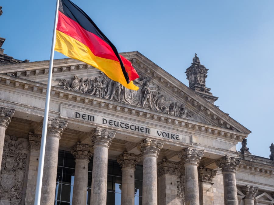 Deutsche Fahne vor dem Reichstag.