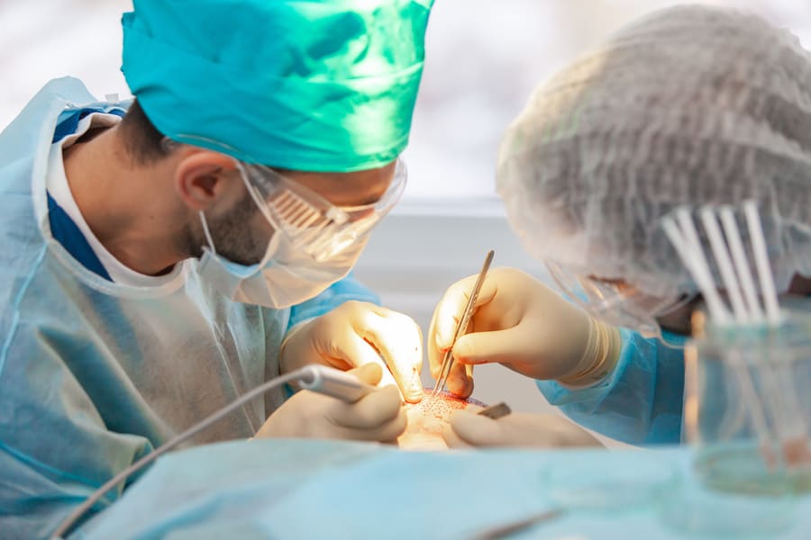 Eine Haartransplantation bei feinem Arzt wird von zwei Experten durchgeführt