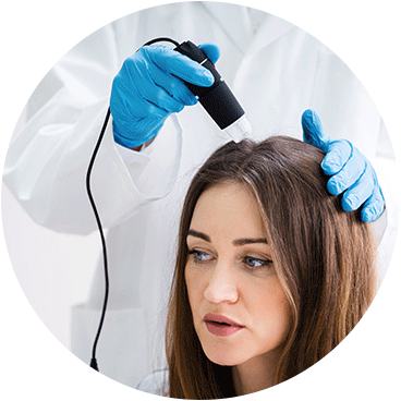 Arzt analysiert die Haarsituation einer Patientin bei der Haartransplantation für Frauen