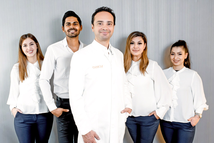Dr Besrour und sein Team für die Saphir Haartransplantation