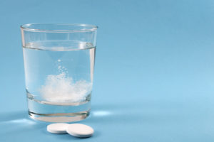 Glas Wasser mit Aspirin nach Haartransplantation