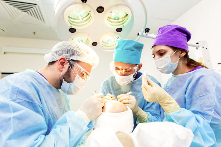 Ärzteteam führt bei Patienten die Saphir Haartransplantation durch
