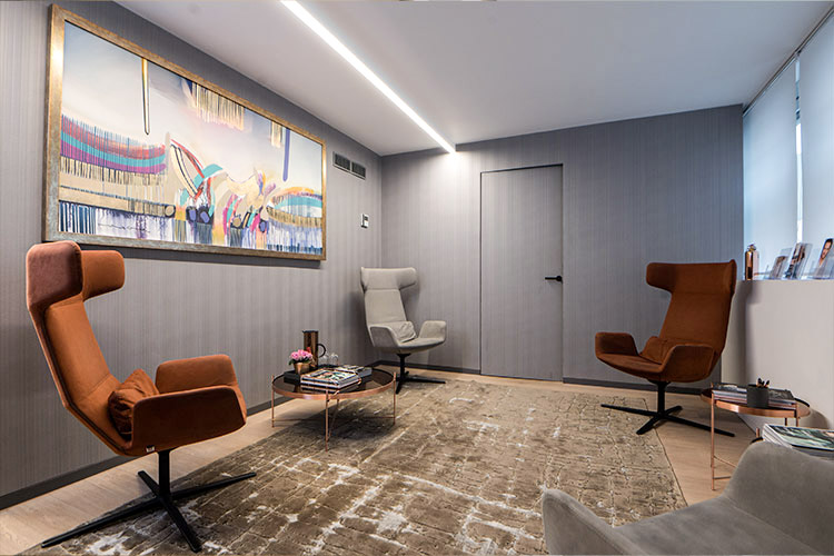 Moderner Warteraum in der Haartransplantation Klinik der First Hair Clinic