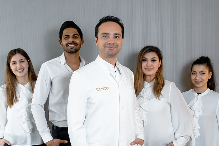 Dr Besrour mit seinem Experten-Team der First Hair Clinic