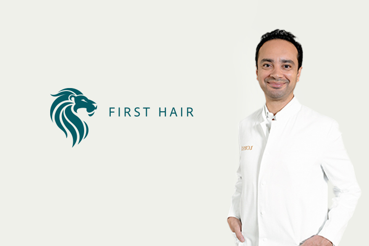 Haartransplantation Arzt Dr Besrour steht neben dem First Hair Logo
