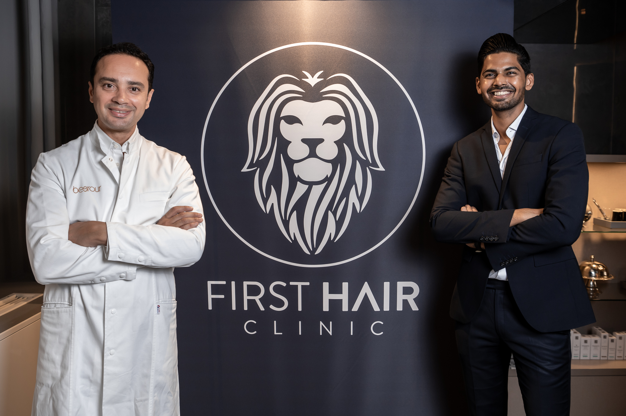 Dr. Besrour mit Experten vor dem First Hair Logo